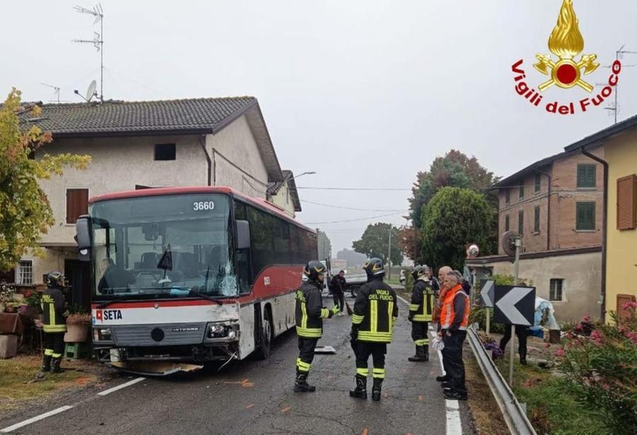 Schianto Tra Un Furgoncino E Un Autobus A Massenzatico Gazzetta Di Reggio